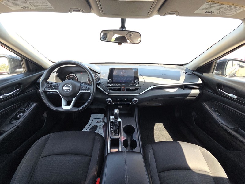 Nissan Altima Vehicle Full-screen Gallery Image 14