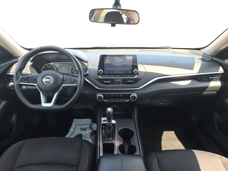 Nissan Altima Vehicle Full-screen Gallery Image 15