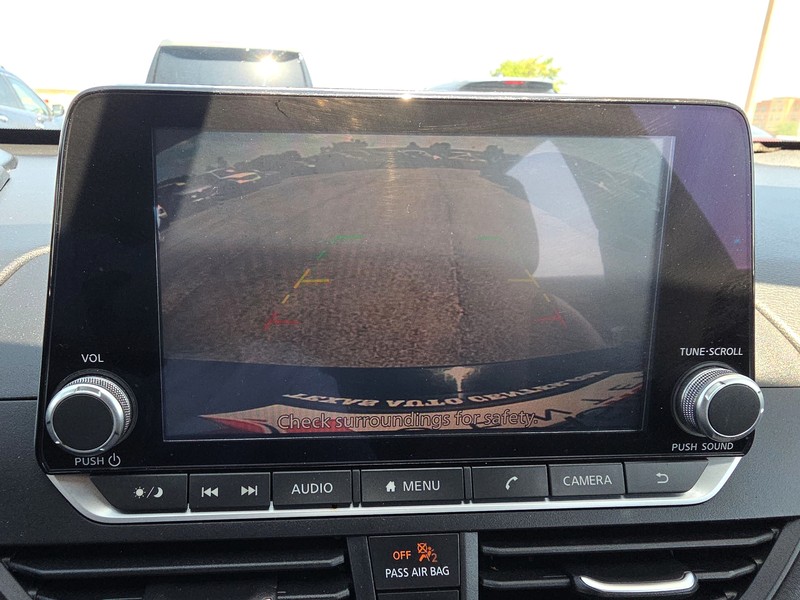 Nissan Altima Vehicle Full-screen Gallery Image 16