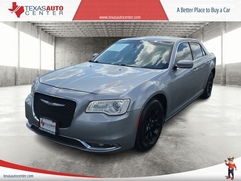 Chrysler 300 Vehicle Full-screen Gallery Image 2