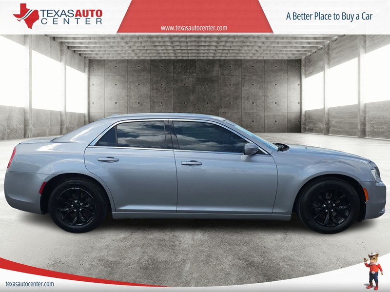 Chrysler 300 Vehicle Full-screen Gallery Image 4