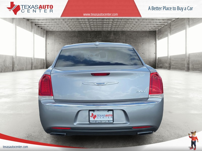 Chrysler 300 Vehicle Full-screen Gallery Image 6