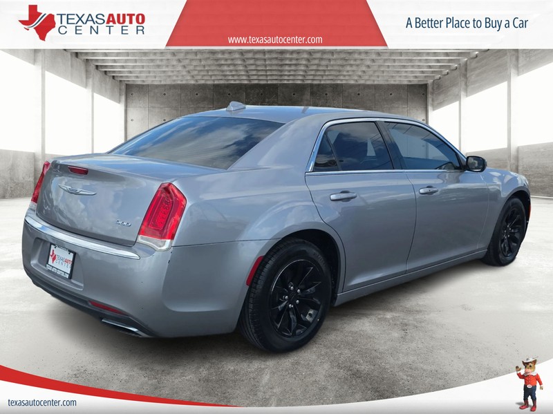 Chrysler 300 Vehicle Full-screen Gallery Image 7
