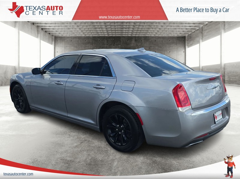 Chrysler 300 Vehicle Full-screen Gallery Image 8