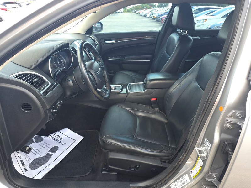 Chrysler 300 Vehicle Full-screen Gallery Image 9