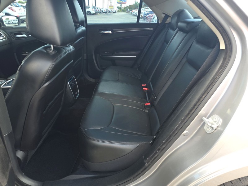 Chrysler 300 Vehicle Full-screen Gallery Image 10