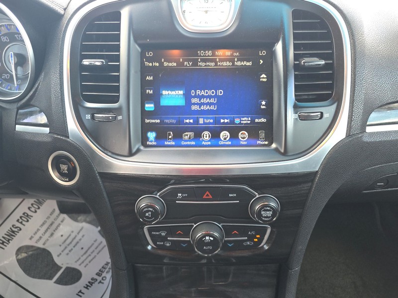 Chrysler 300 Vehicle Full-screen Gallery Image 11