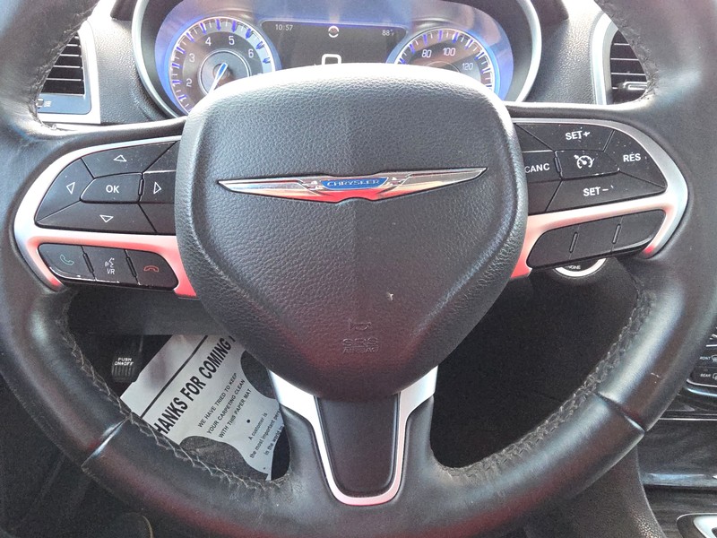 Chrysler 300 Vehicle Full-screen Gallery Image 13