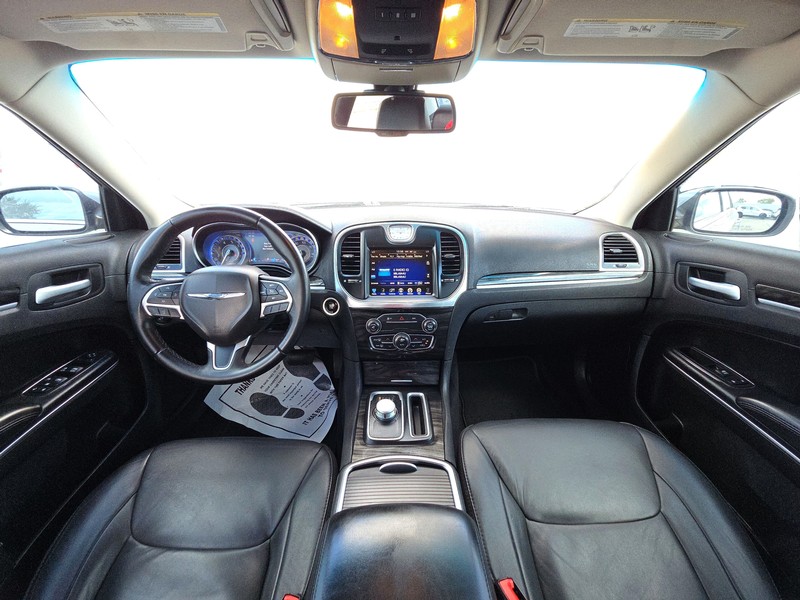 Chrysler 300 Vehicle Full-screen Gallery Image 14