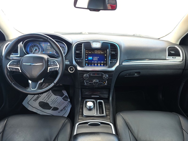 Chrysler 300 Vehicle Full-screen Gallery Image 15