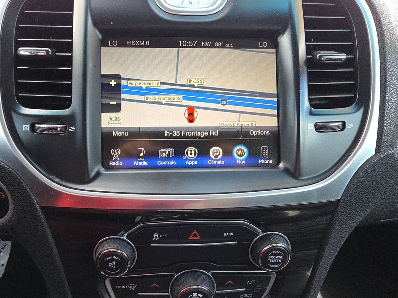 Chrysler 300 Vehicle Full-screen Gallery Image 16