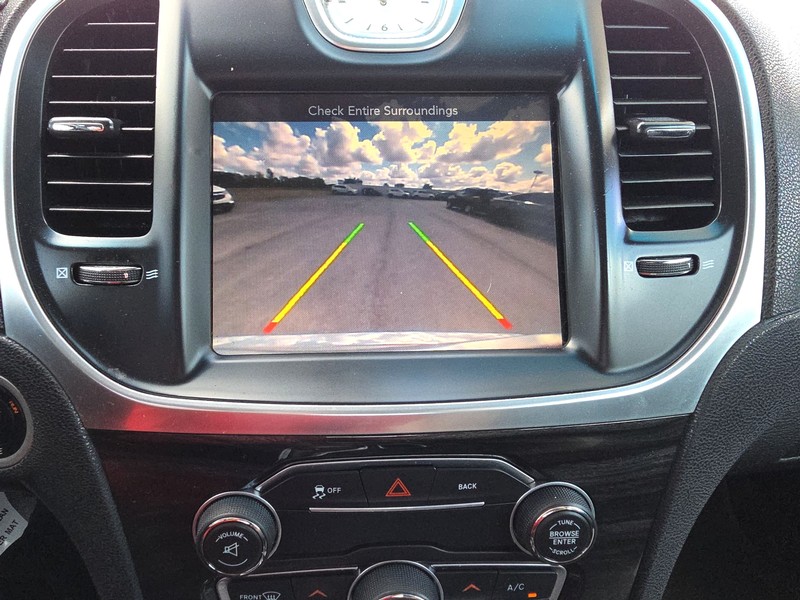 Chrysler 300 Vehicle Full-screen Gallery Image 17
