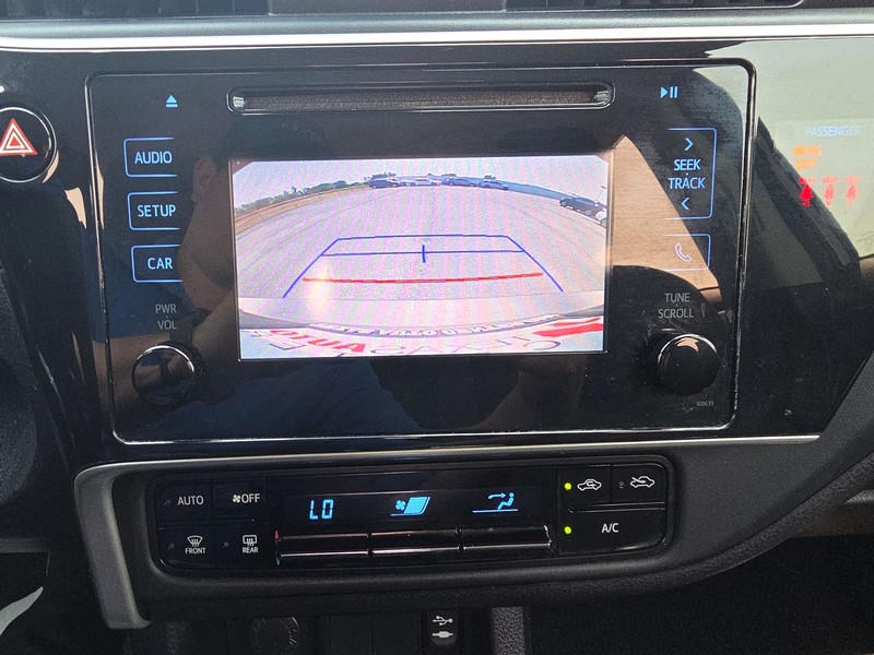 Toyota Corolla Vehicle Full-screen Gallery Image 16