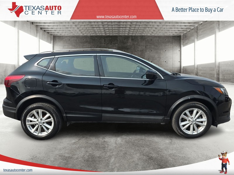Nissan Rogue Sport Vehicle Full-screen Gallery Image 04