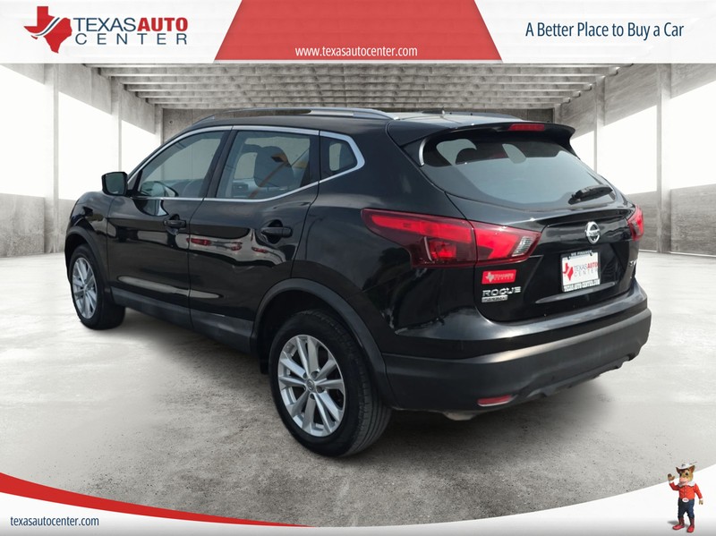 Nissan Rogue Sport Vehicle Full-screen Gallery Image 08