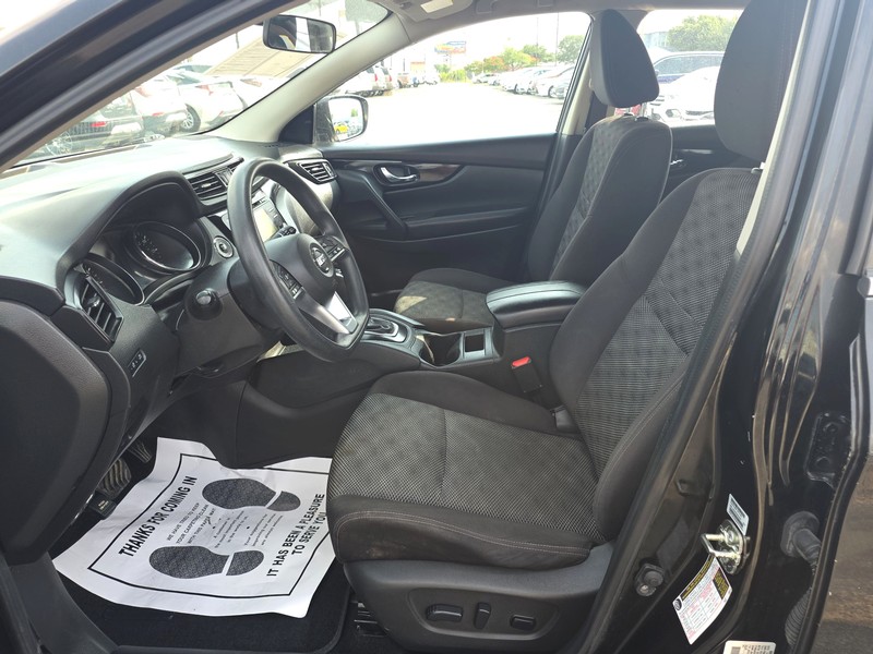Nissan Rogue Sport Vehicle Full-screen Gallery Image 09