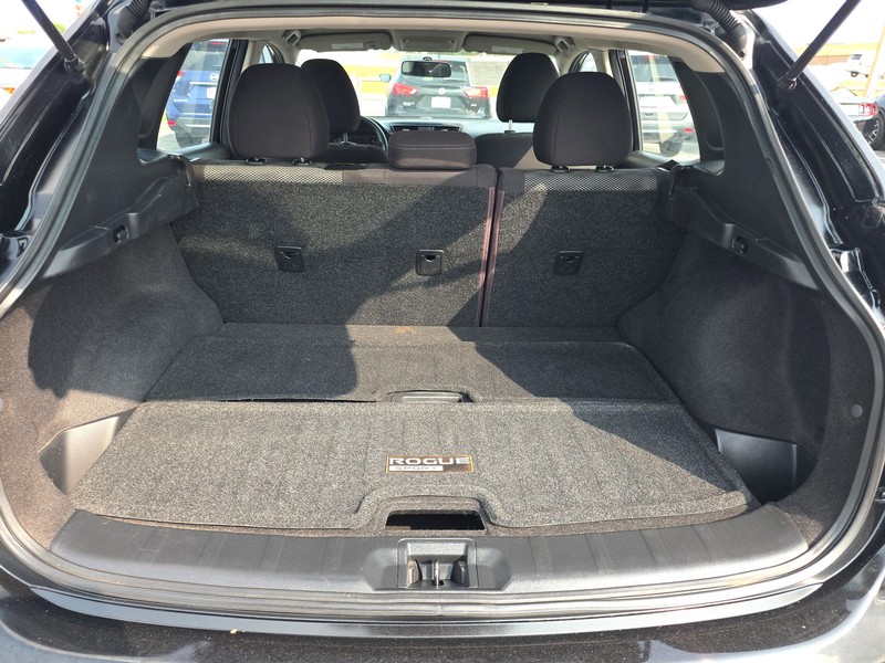 Nissan Rogue Sport Vehicle Full-screen Gallery Image 11