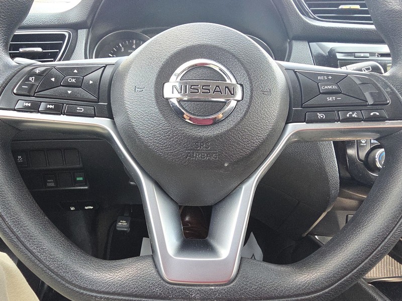 Nissan Rogue Sport Vehicle Full-screen Gallery Image 14