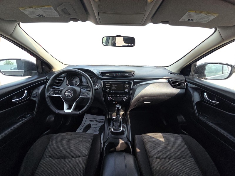 Nissan Rogue Sport Vehicle Full-screen Gallery Image 15