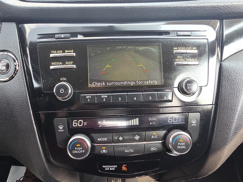 Nissan Rogue Sport Vehicle Full-screen Gallery Image 17