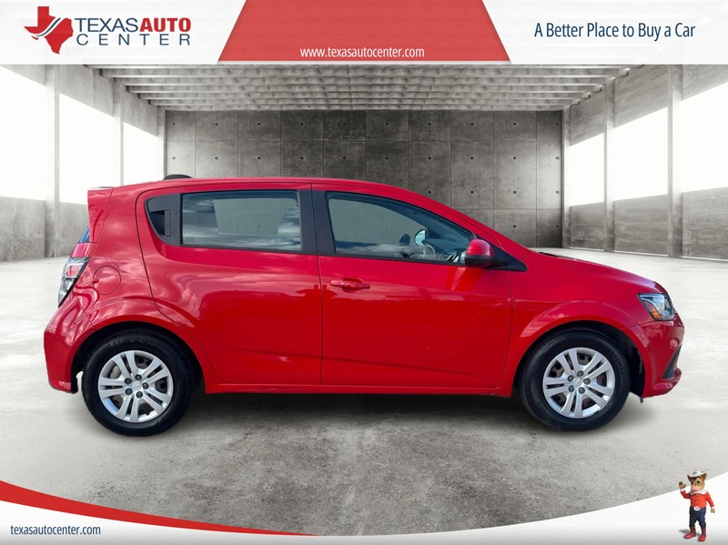 Chevrolet Sonic Vehicle Full-screen Gallery Image 4