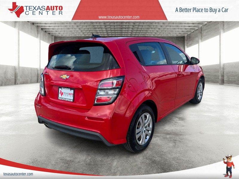 Chevrolet Sonic Vehicle Full-screen Gallery Image 6