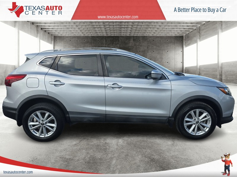 Nissan Rogue Sport Vehicle Full-screen Gallery Image 04