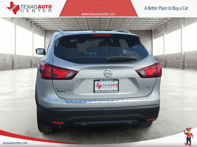 Nissan Rogue Sport Vehicle Full-screen Gallery Image 06
