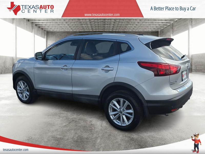 Nissan Rogue Sport Vehicle Full-screen Gallery Image 08
