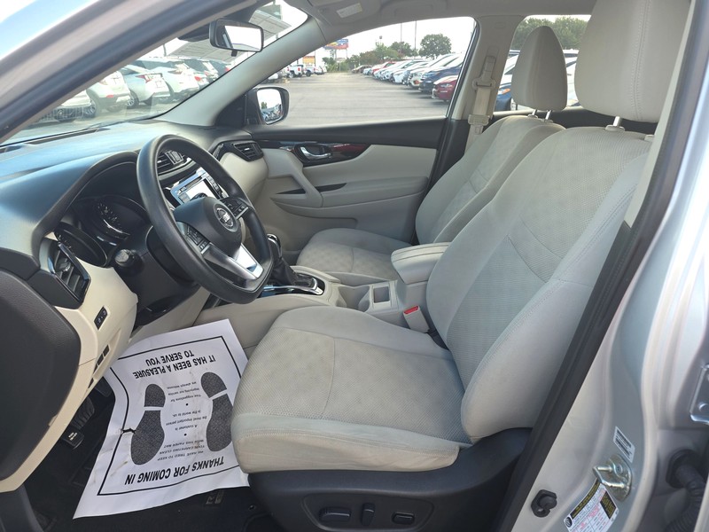 Nissan Rogue Sport Vehicle Full-screen Gallery Image 09