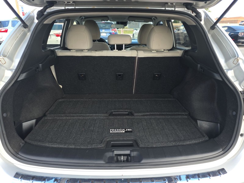Nissan Rogue Sport Vehicle Full-screen Gallery Image 11