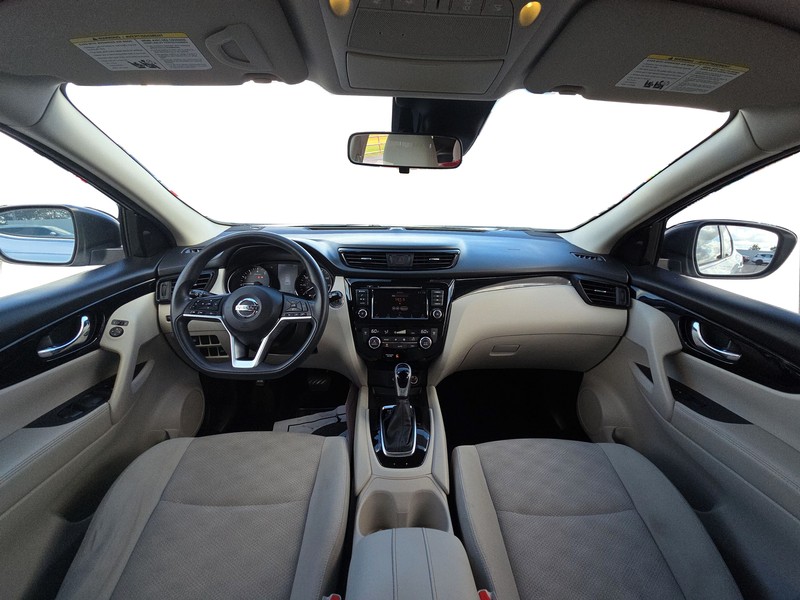 Nissan Rogue Sport Vehicle Full-screen Gallery Image 15
