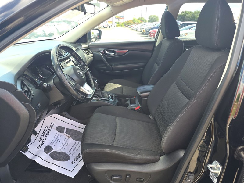 Nissan Rogue Vehicle Full-screen Gallery Image 09