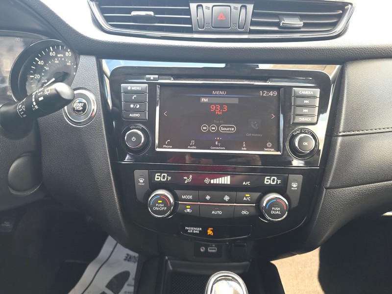 Nissan Rogue Vehicle Full-screen Gallery Image 12