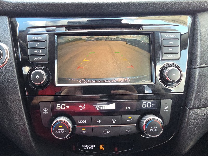 Nissan Rogue Vehicle Full-screen Gallery Image 17
