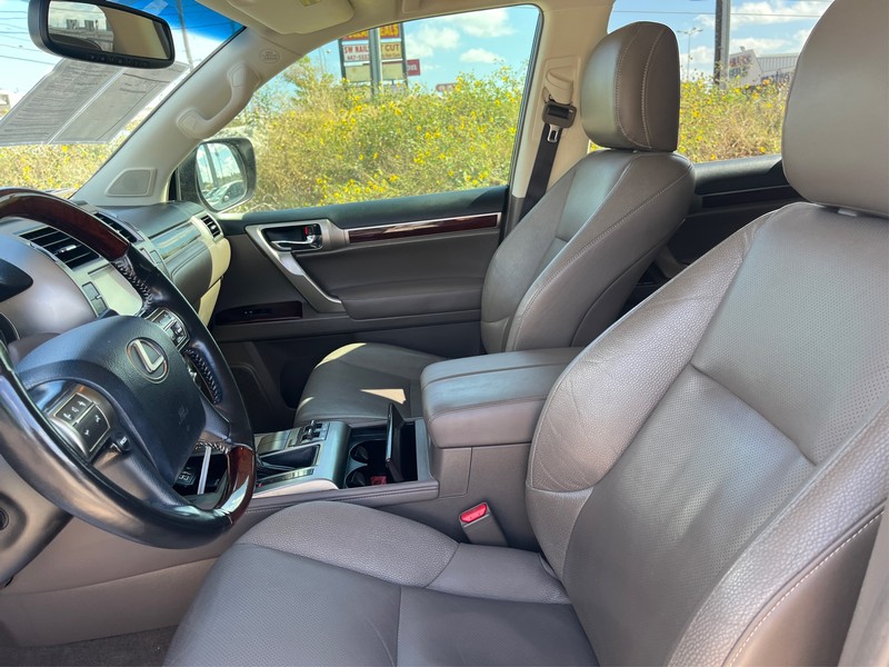 Lexus GX 460 Vehicle Full-screen Gallery Image 09