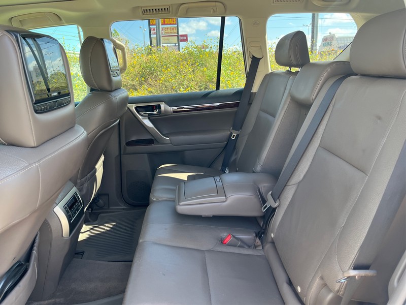 Lexus GX 460 Vehicle Full-screen Gallery Image 10