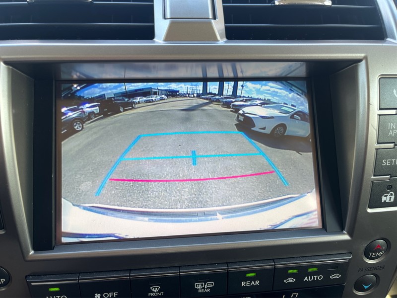 Lexus GX 460 Vehicle Full-screen Gallery Image 16