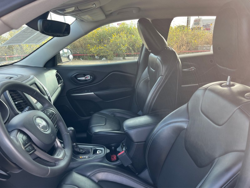 Jeep Cherokee Vehicle Full-screen Gallery Image 08