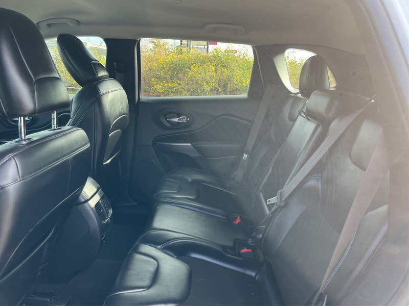 Jeep Cherokee Vehicle Full-screen Gallery Image 09