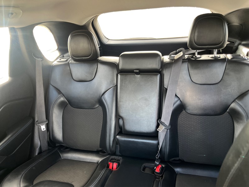 Jeep Cherokee Vehicle Full-screen Gallery Image 12