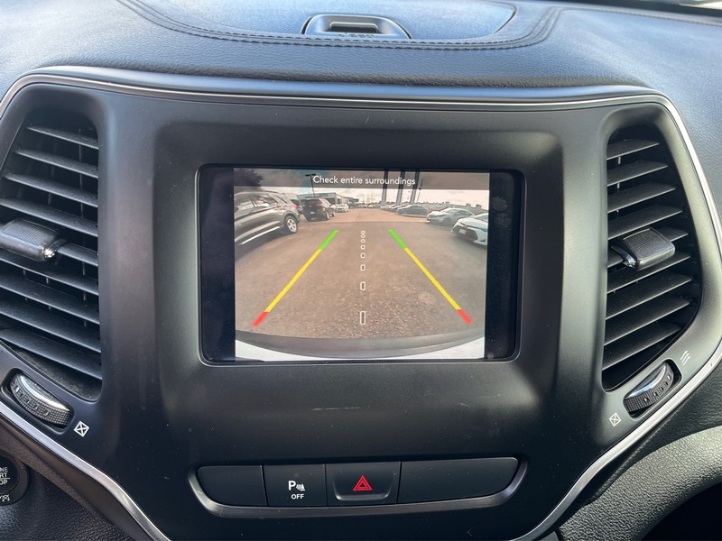 Jeep Cherokee Vehicle Full-screen Gallery Image 16