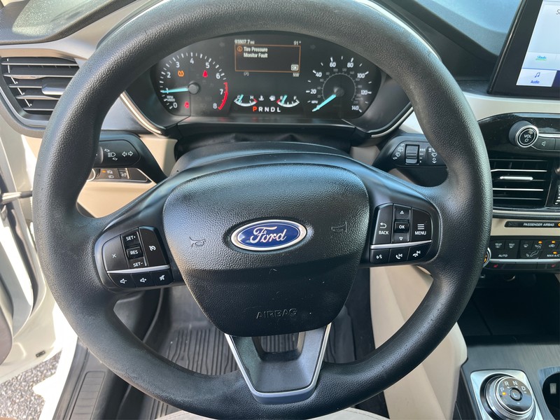Ford Escape Vehicle Full-screen Gallery Image 14
