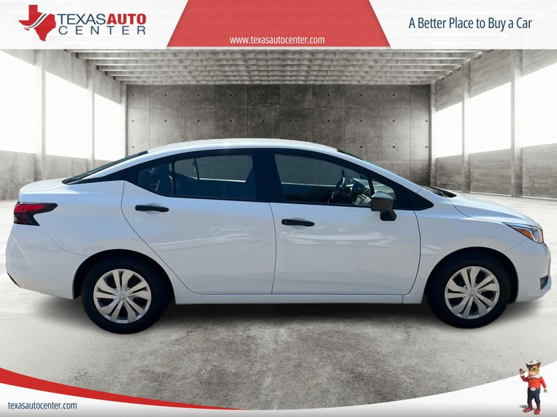 Nissan Versa Vehicle Full-screen Gallery Image 04