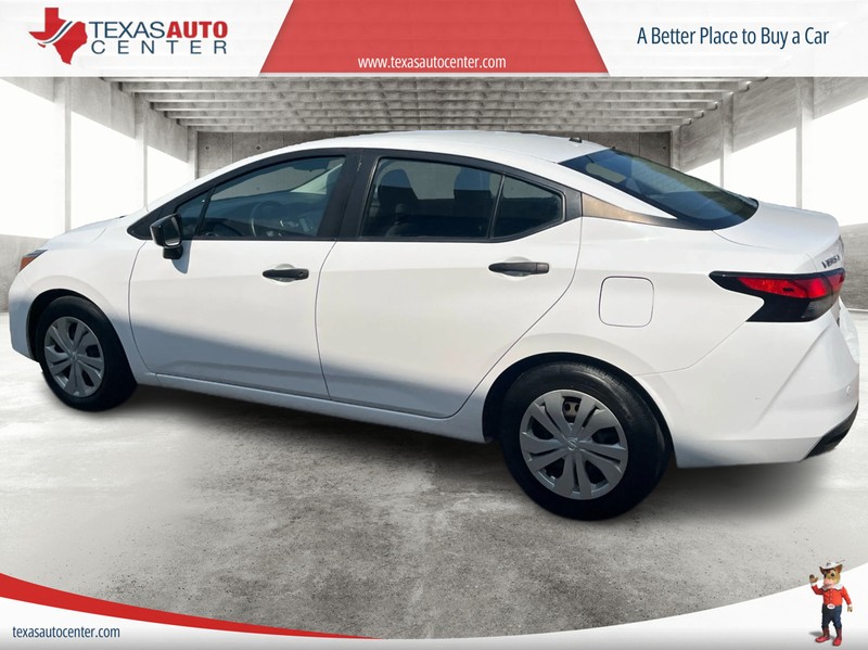 Nissan Versa Vehicle Full-screen Gallery Image 05