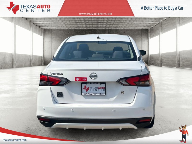 Nissan Versa Vehicle Full-screen Gallery Image 06