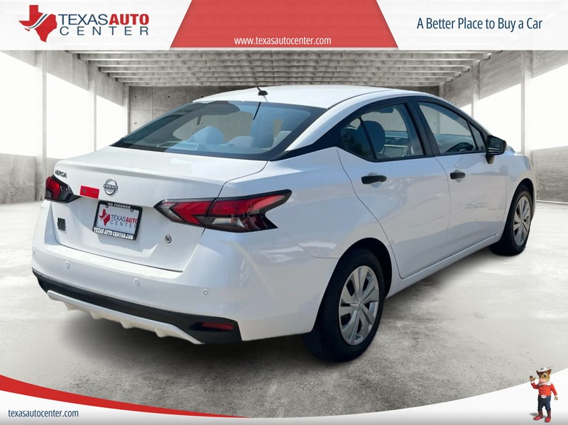 Nissan Versa Vehicle Full-screen Gallery Image 07