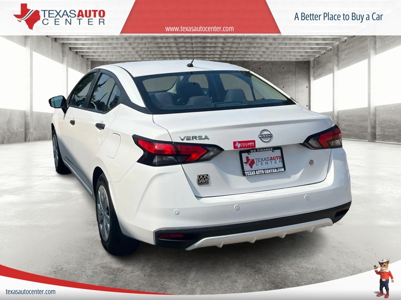Nissan Versa Vehicle Full-screen Gallery Image 08