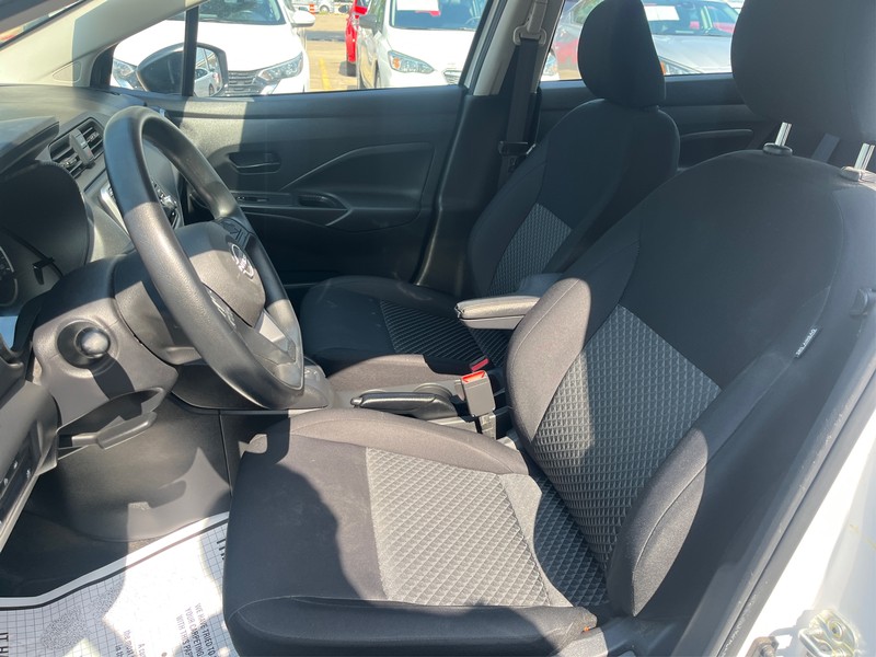 Nissan Versa Vehicle Full-screen Gallery Image 09
