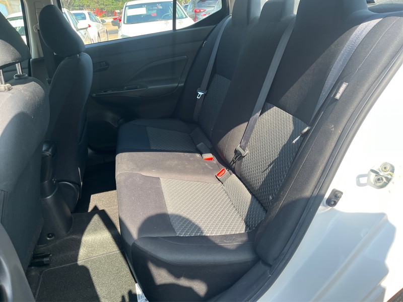 Nissan Versa Vehicle Full-screen Gallery Image 10